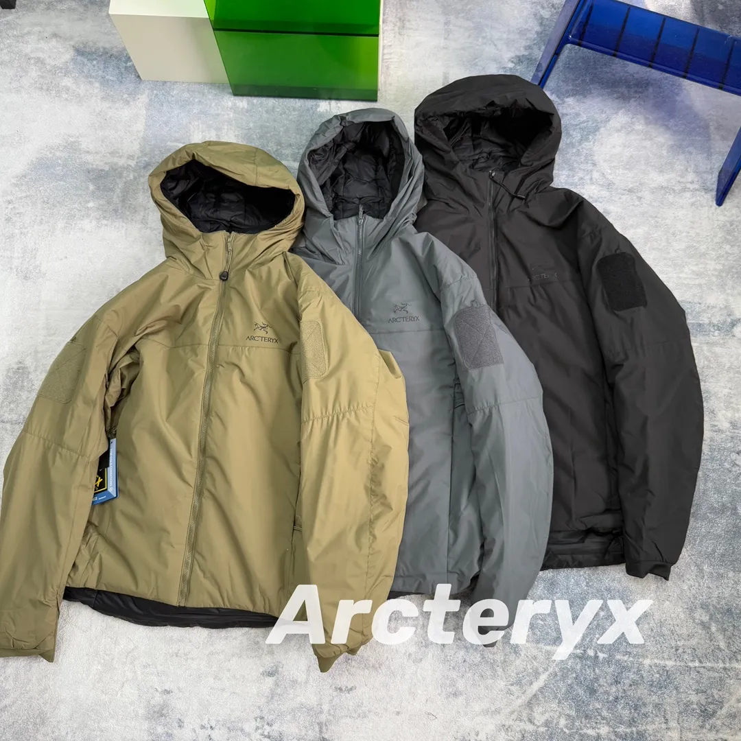 Arcteryx/ Leaf Cold Gen 2 ! N WINDSTOPPER 2L ， Coreloft 100 ， 。 Cold Series ， ， ， ！ ， 。 windstopper ,n Gossamera Fusion WS。 ， ： 1： WINDSTOPPER ， ， ， ， 。 Coreloft ， 。 。 2： 。 3： ， ， 。 4： ， ， 。 ， ， 。 1:1 ， ！ ， ！ ：Black/ / Gray Size：S-XXL Size S 118 51 70 M 122 53 72 L 126 55 74 XL 130 56 76 XXL 134 57 78